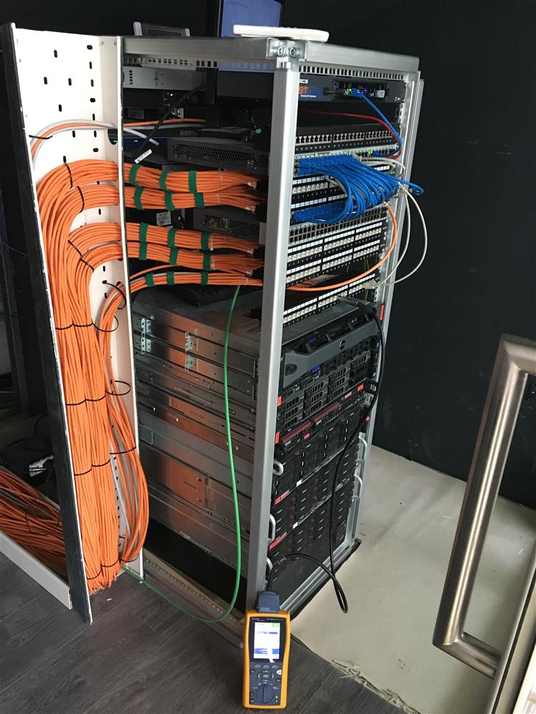 Sede Ikon, cabine di controllo e server